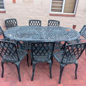 95. Cast aluminium Patio Table + 8 Chairs