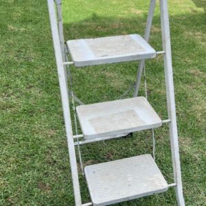 32.Metal stepladder R100